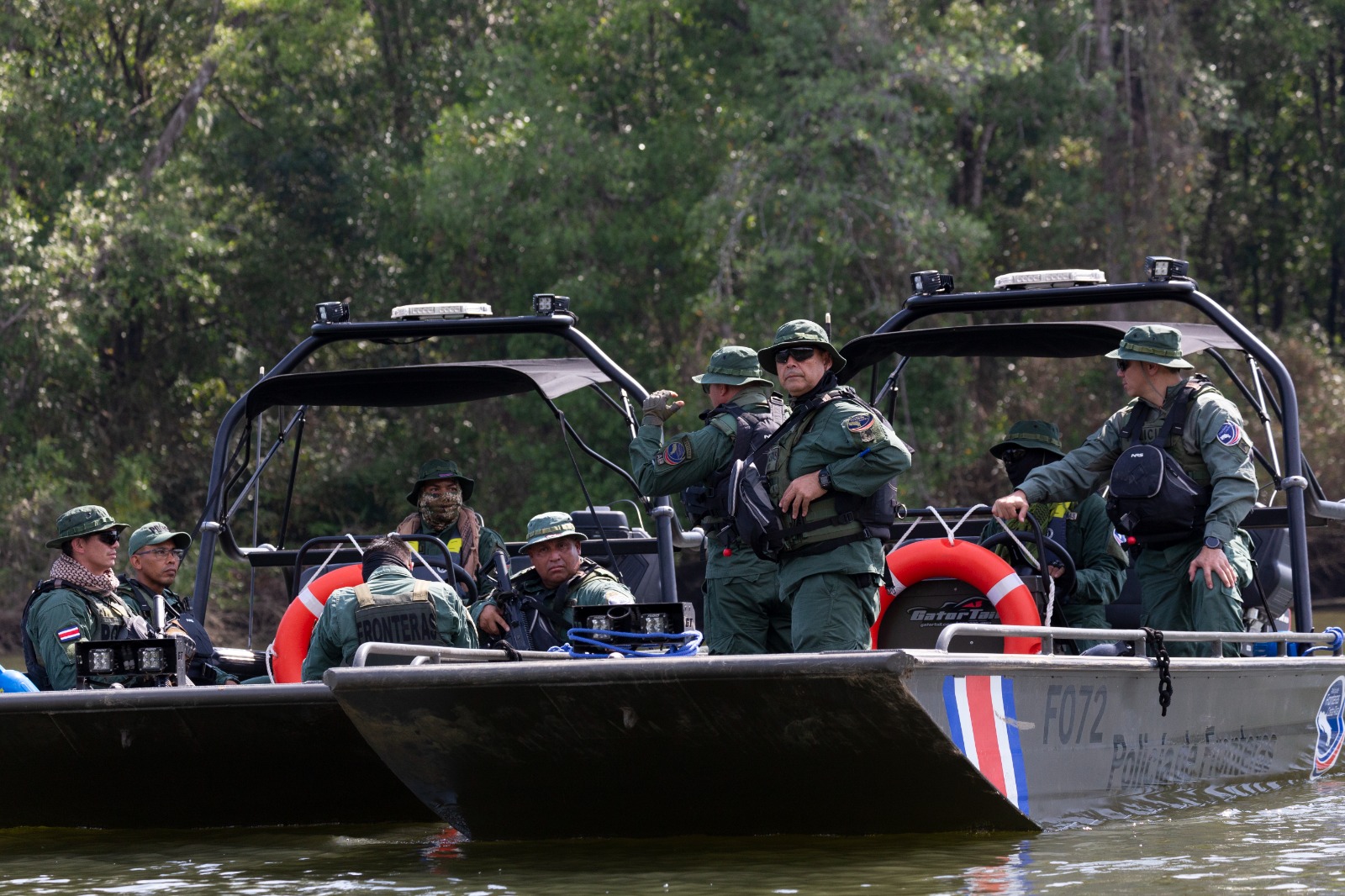 Policía de Fronteras patrulla el río y humedal en Sierpe