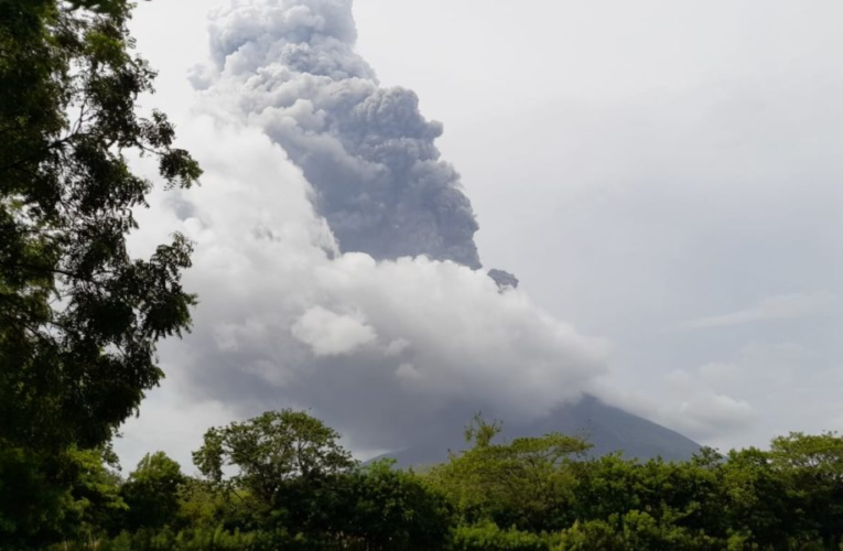 Erupción Moderada del Volcán Concepción Cubre de Cenizas la Isla de Ometepe